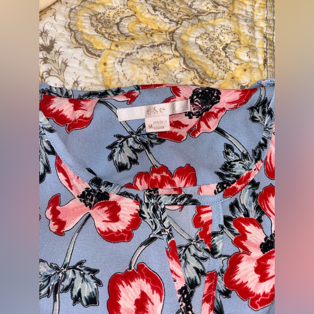 Sleeveless Floral Top - Picture 2 of 4